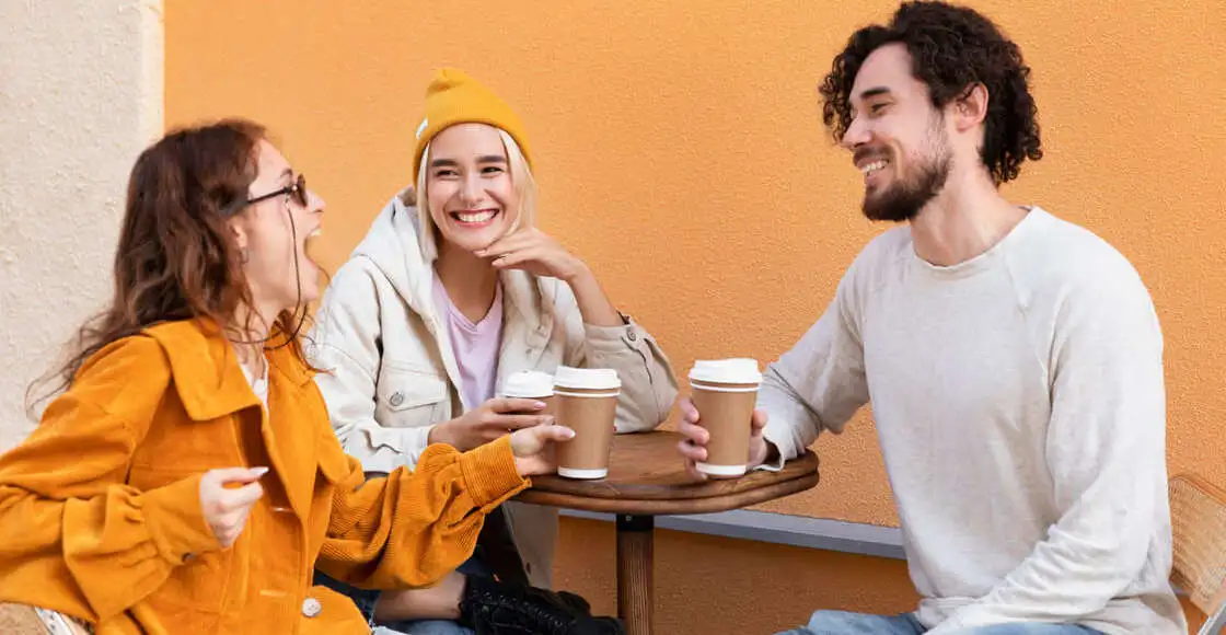 amigos-sentados-tomando-cafe